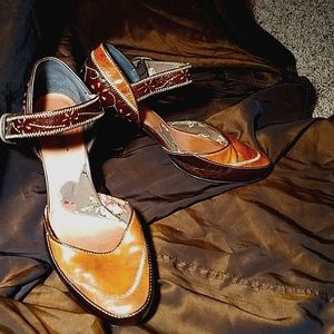 Kenzie Chunky Two-tone Heels size 8 with Floral Cutouts